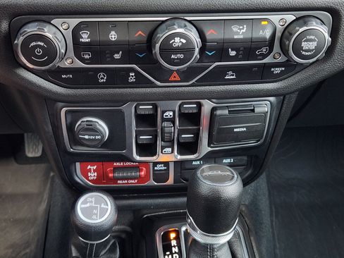Used 2024 Jeep Gladiator Mojave AWD/4WD image 22