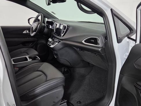 New 2026 Chrysler Pacifica Select image 34