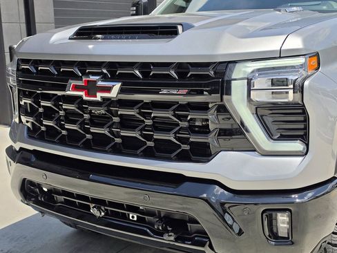 Used 2025 Chevrolet Silverado 2500 ZR2 w/ Technology Package AWD/4WD image 5