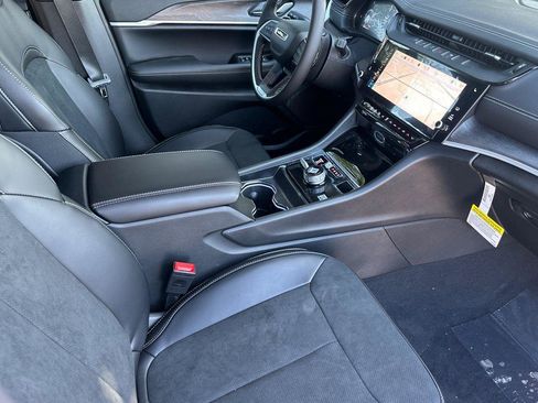 New 2026 Jeep Grand Cherokee Altitude image 13