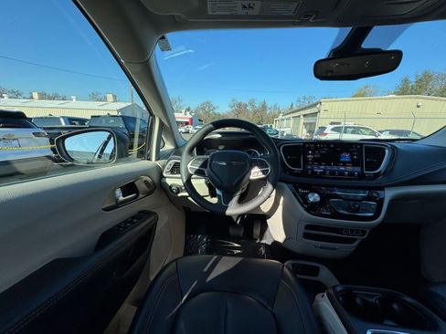 Used 2023 Chrysler Pacifica Touring-L image 36