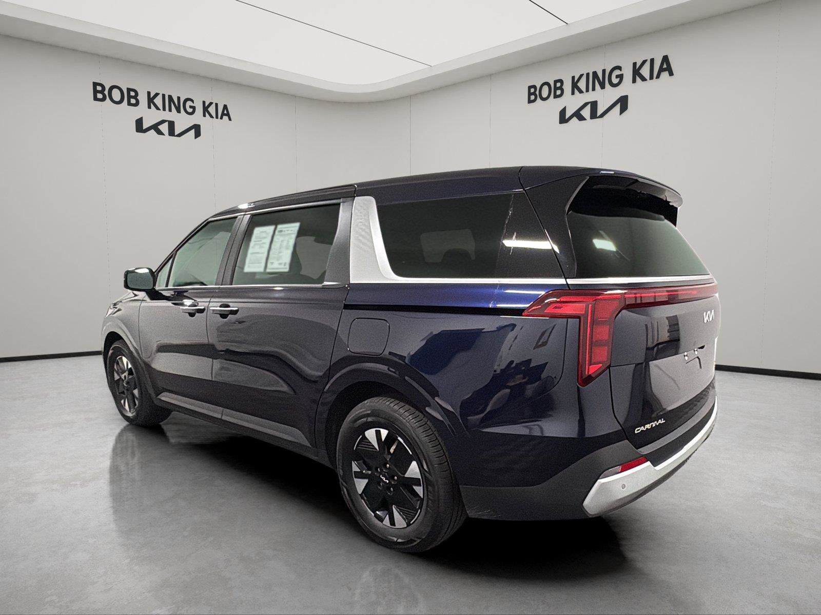 Used 2026 Kia Carnival LXS FWD image 3