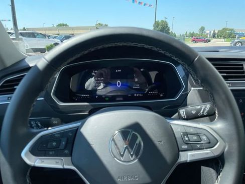 Used 2024 Volkswagen Tiguan SE w/ Panoramic Sunroof Package FWD image 25