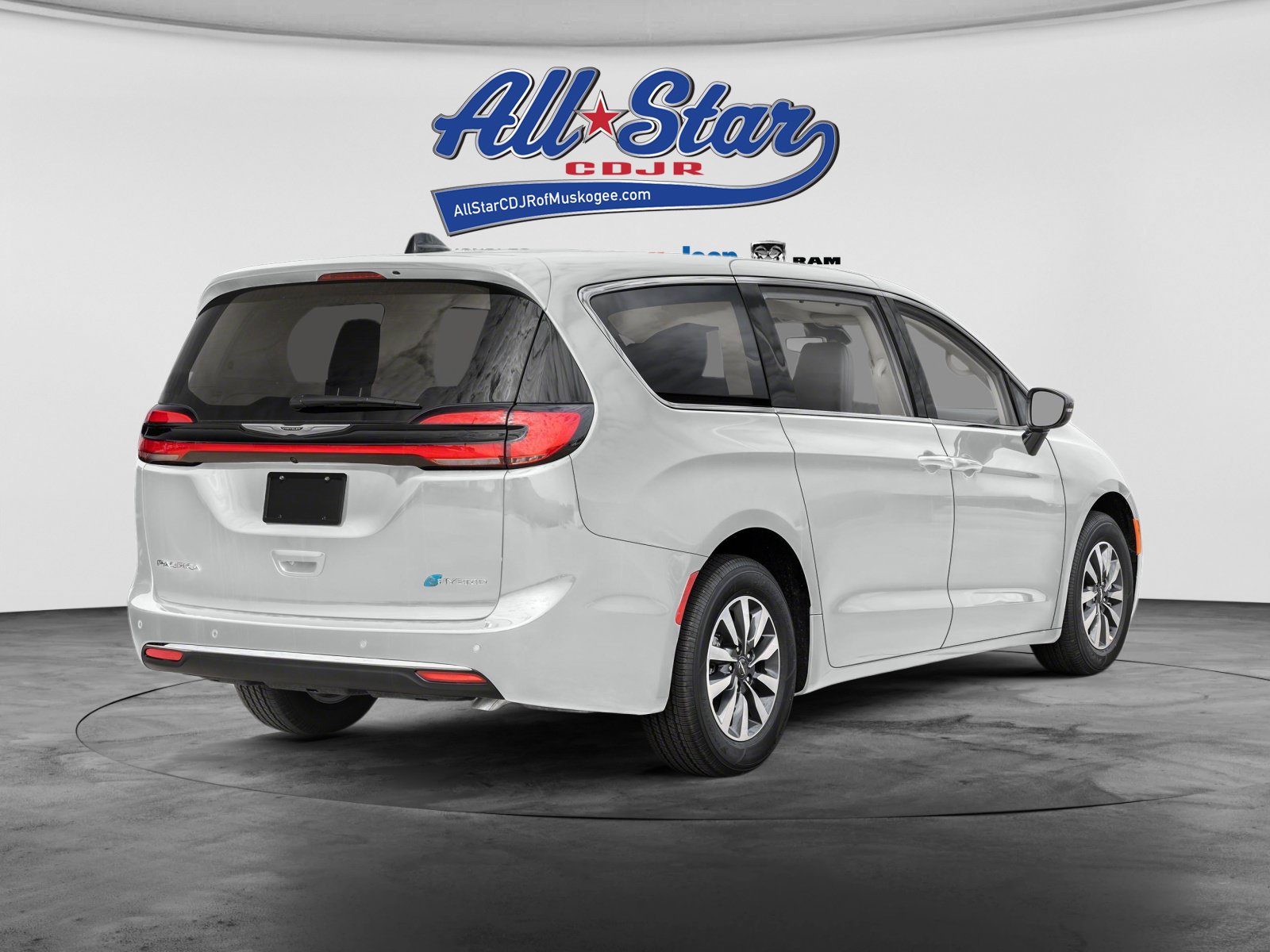 Used 2024 Chrysler Pacifica Limited FWD image 2