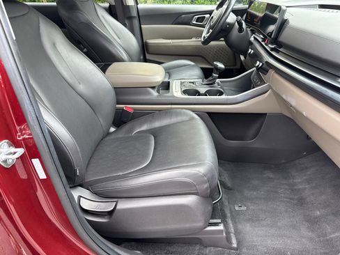 Used 2025 Kia Carnival FWD image 13