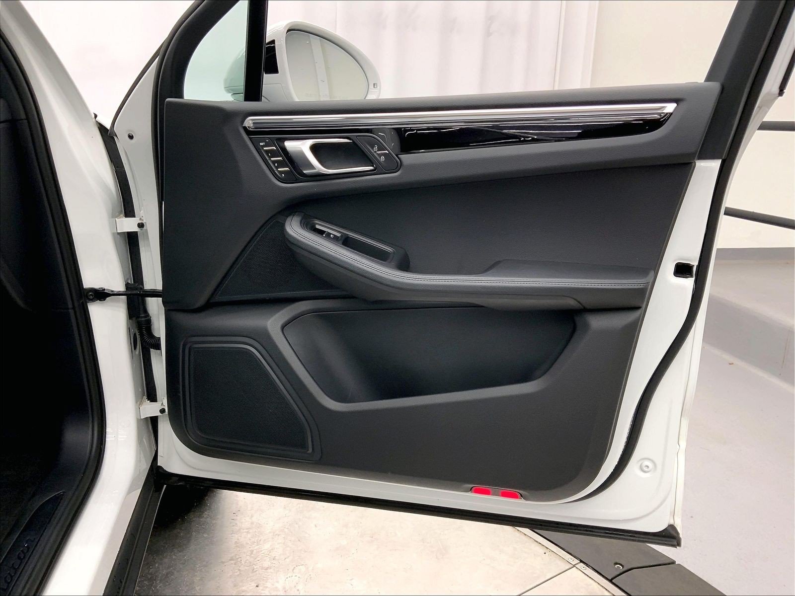 Certified 2023 Porsche Macan AWD/4WD image 28