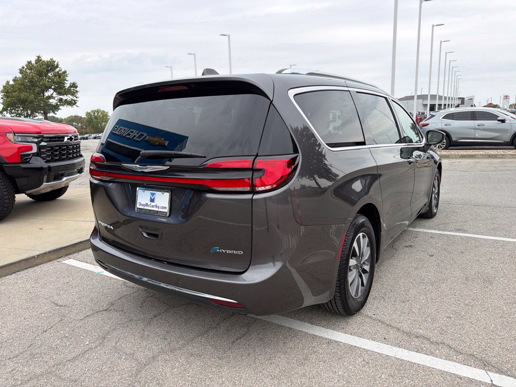 Used 2021 Chrysler Pacifica Touring-L FWD image 3