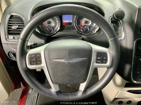 Used 2014 Chrysler Town & Country Touring FWD image 22