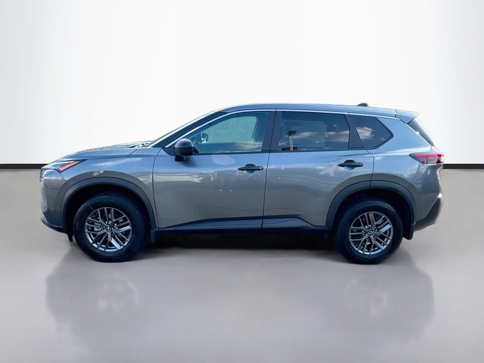 Used 2023 Nissan Rogue S AWD/4WD image 4