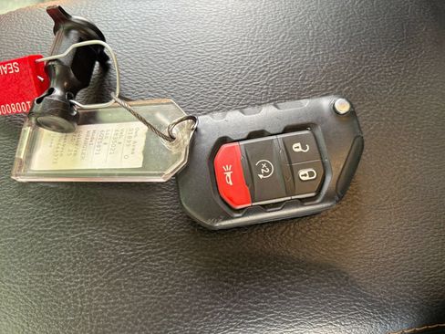 Used 2025 Jeep Wrangler Unlimited Sahara AWD/4WD image 19