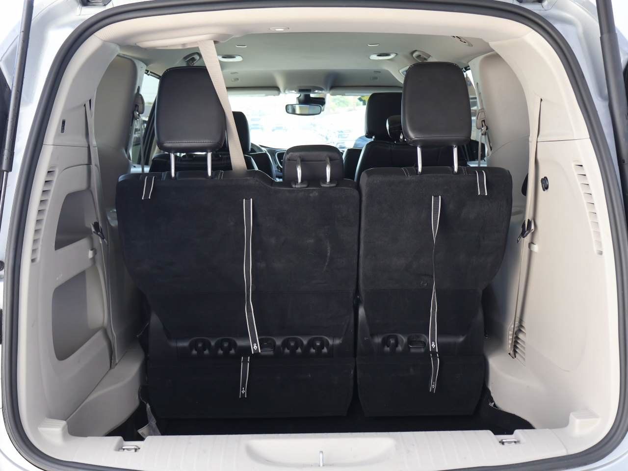 Used 2024 Chrysler Pacifica Touring-L FWD image 12