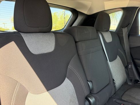 Used 2018 Jeep Cherokee Latitude w/ Altitude Package FWD image 18