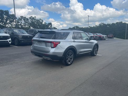 Used 2025 Ford Explorer Active w/ Active Comfort Package AWD/4WD image 3