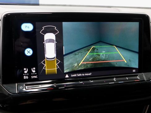 Used 2025 Volkswagen Atlas Cross Sport SE image 2