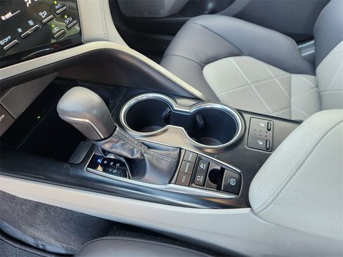 Used 2019 Toyota Camry XLE image 19