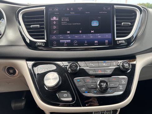 Used 2024 Chrysler Pacifica Touring-L FWD image 12