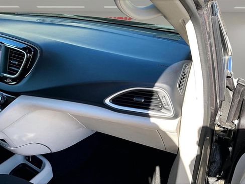 Used 2023 Chrysler Voyager LX image 26