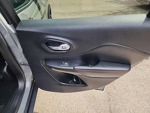 Used 2019 Jeep Cherokee Trailhawk w/ Cold Weather Group AWD/4WD image 27