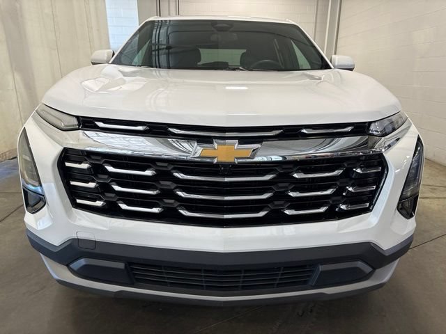 Used 2025 Chevrolet Equinox LT AWD/4WD image 2