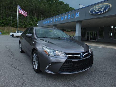 Used 2015 Toyota Camry SE FWD image 1