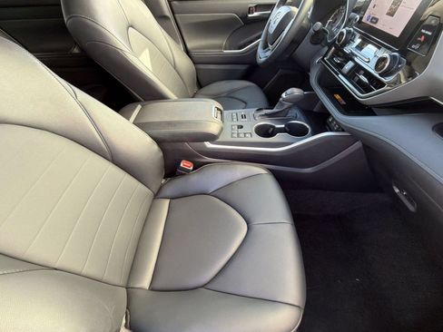 Used 2026 Toyota Highlander XLE AWD/4WD image 28