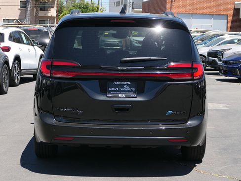 Used 2024 Chrysler Pacifica Premium FWD image 5