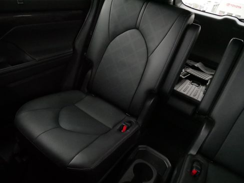 Used 2024 Toyota Highlander Platinum image 12