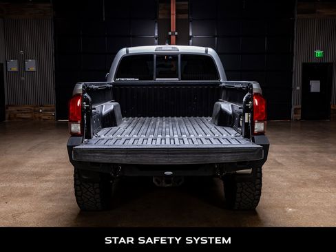 Used 2016 Toyota Tacoma TRD Sport image 8