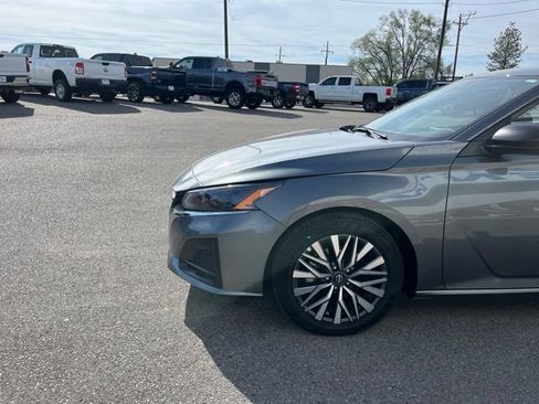 Used 2025 Nissan Altima 2.5 SV FWD image 4
