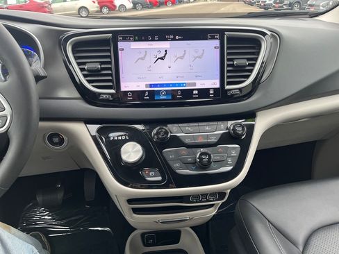 Used 2024 Chrysler Pacifica Touring-L image 24