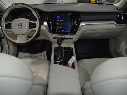 Used 2020 Volvo V60 T5 Momentum w/ Premium Package image 28