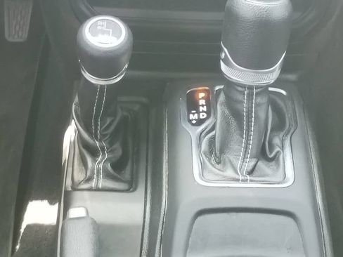 Used 2020 Jeep Gladiator Overland AWD/4WD image 23