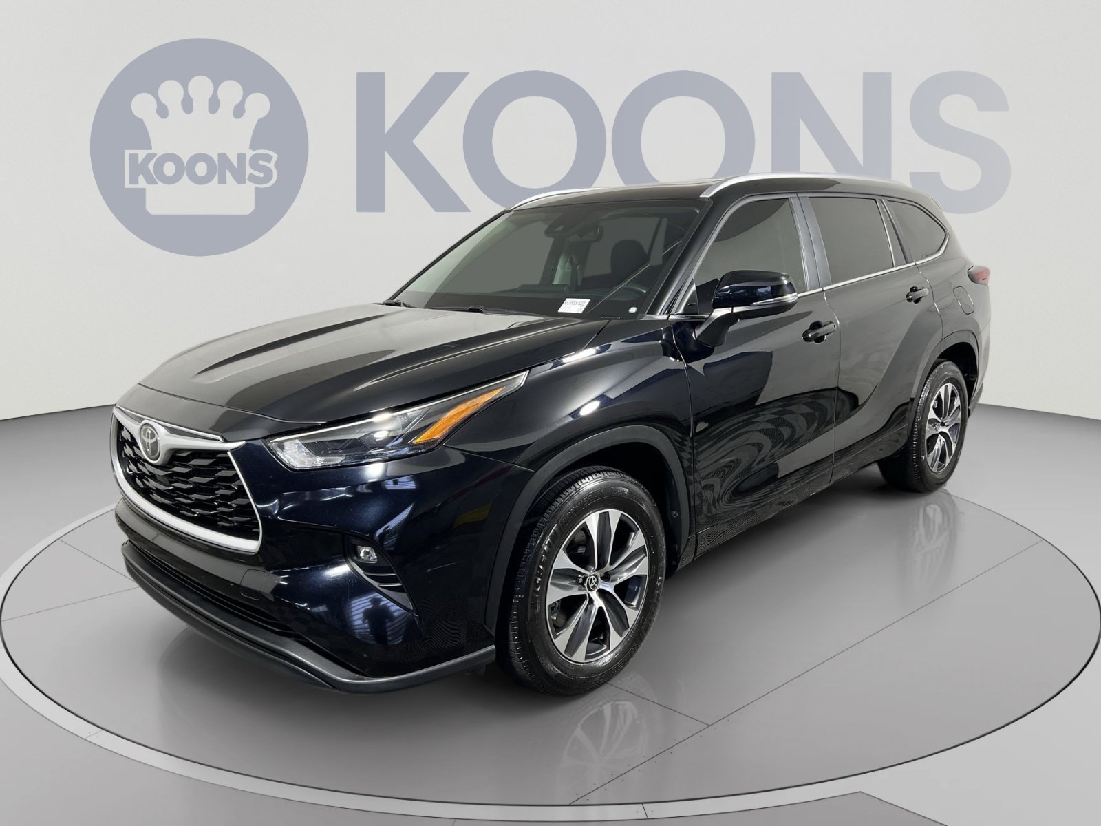 Used 2024 Toyota Highlander XLE FWD image 1