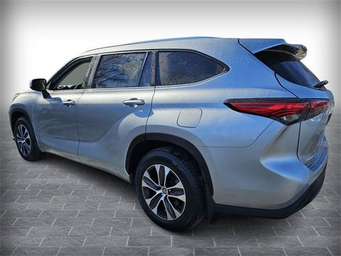 Used 2021 Toyota Highlander XLE image 5