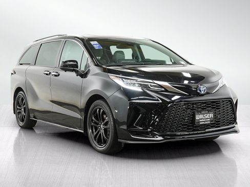 Used 2024 Toyota Sienna XSE FWD image 7