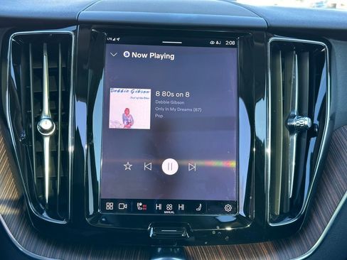 Used 2022 Volvo XC60 B5 Momentum w/ Climate Package image 23