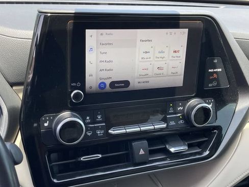 Used 2024 Toyota Highlander XLE FWD image 17