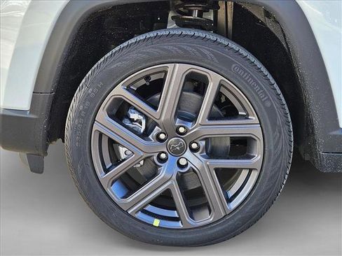 New 2026 Jeep Compass Latitude image 10