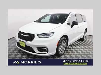 Used 2026 Chrysler Pacifica Select