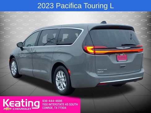 Used 2023 Chrysler Pacifica Touring-L image 2