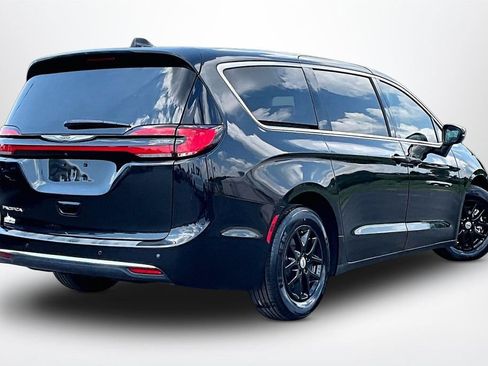 Used 2023 Chrysler Pacifica Touring-L FWD image 6