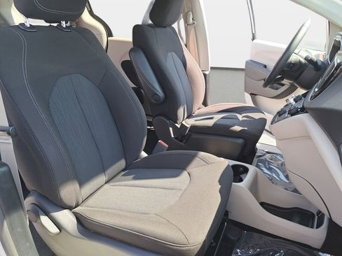 Used 2023 Chrysler Voyager LX FWD image 11
