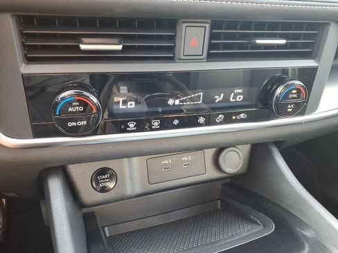 Used 2024 Nissan Rogue SV FWD image 25
