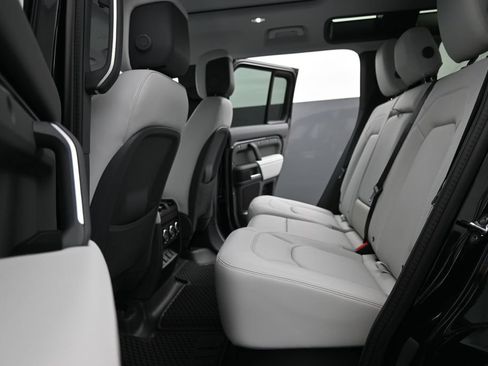 Used 2025 Land Rover Defender 110 X-Dynamic SE AWD/4WD image 27