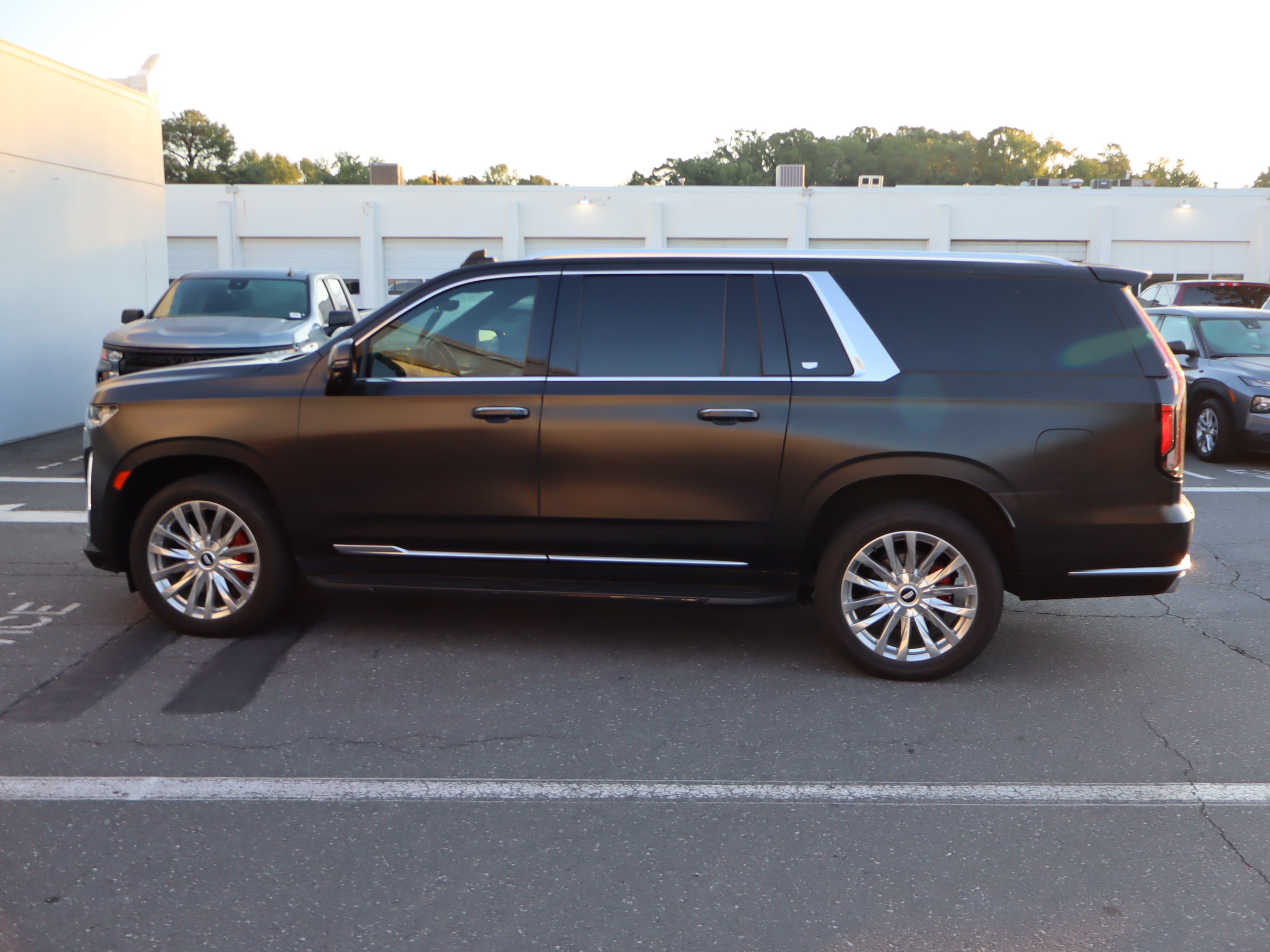Used 2023 Cadillac Escalade ESV Premium Luxury AWD/4WD image 18