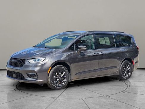 Certified 2021 Chrysler Pacifica Touring-L w/ S Appearance Package image 3