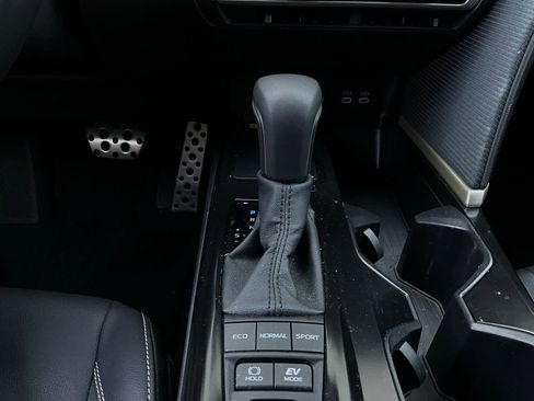 Used 2025 Toyota Camry SE w/ Convenience Package image 24