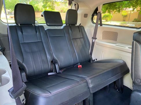 Used 2016 Chrysler Town & Country Touring image 49