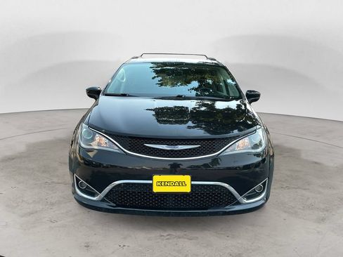 Used 2017 Chrysler Pacifica Touring-L FWD image 2