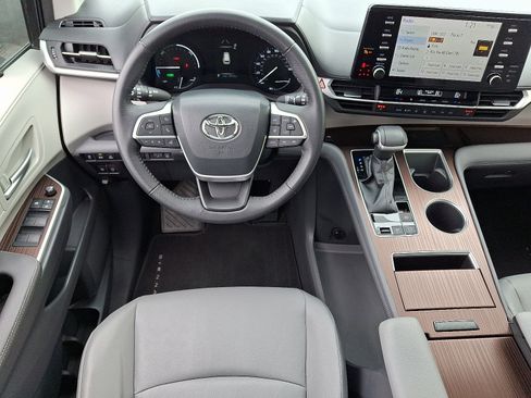 Used 2023 Toyota Sienna XLE image 11